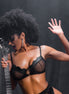 Mapalé Rock Star 3-delige wetlook lingerie, zwart mesh, sfeerfoto met donkere achtergrond, maat L/XL