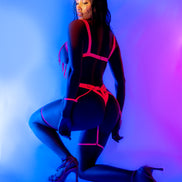 Mapalé open cup lingerie set met franjes, glanzend roze, maat L/XL, gedragen sfeerbeeld