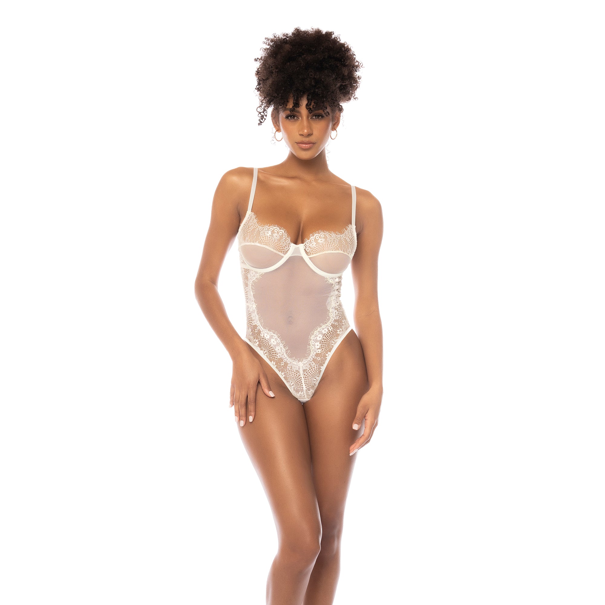 Mapalé kant mesh teddy ivoor maat M, vooraanzicht gedragen door model, elegante belijning en vrouwelijke pasvorm