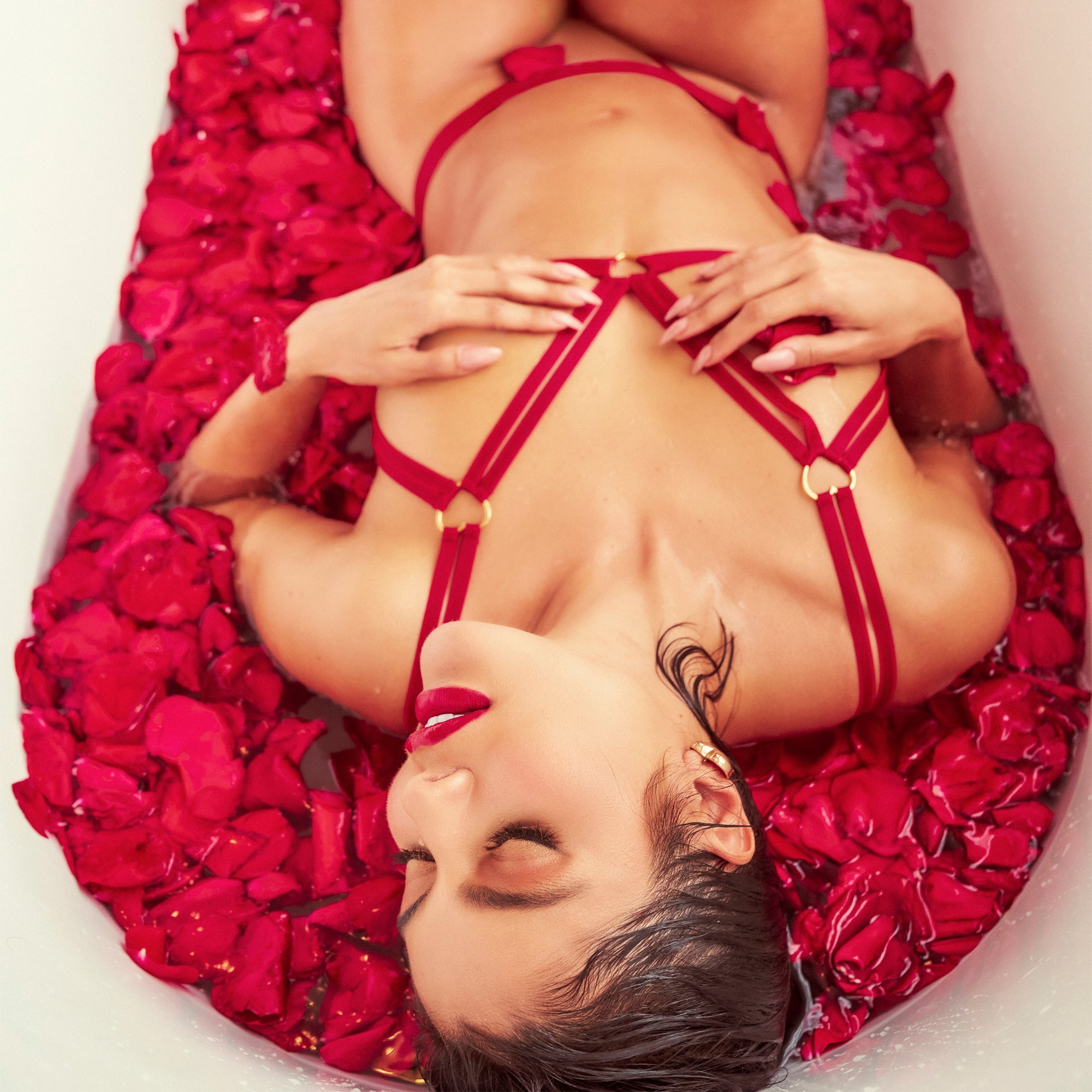 Mapalé Heartstroke lingerie set rood S/M model zittend in bad met rozen