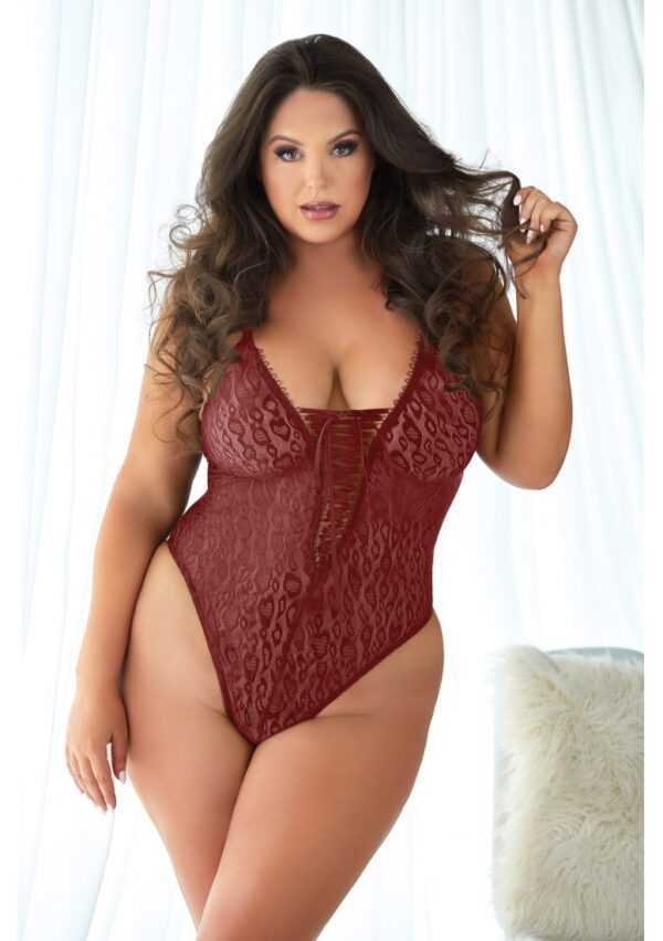 Allure Leopard Lace-Up Teddy bordeauxrood in maat 2X/3X, model draagt kanten teddy met vetersluiting, vooraanzicht