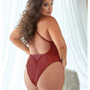 Allure Leopard Lace-Up Teddy bordeauxrood in maat 2X/3X, achteraanzicht met open rug en hoge beenuitsnijding, op model