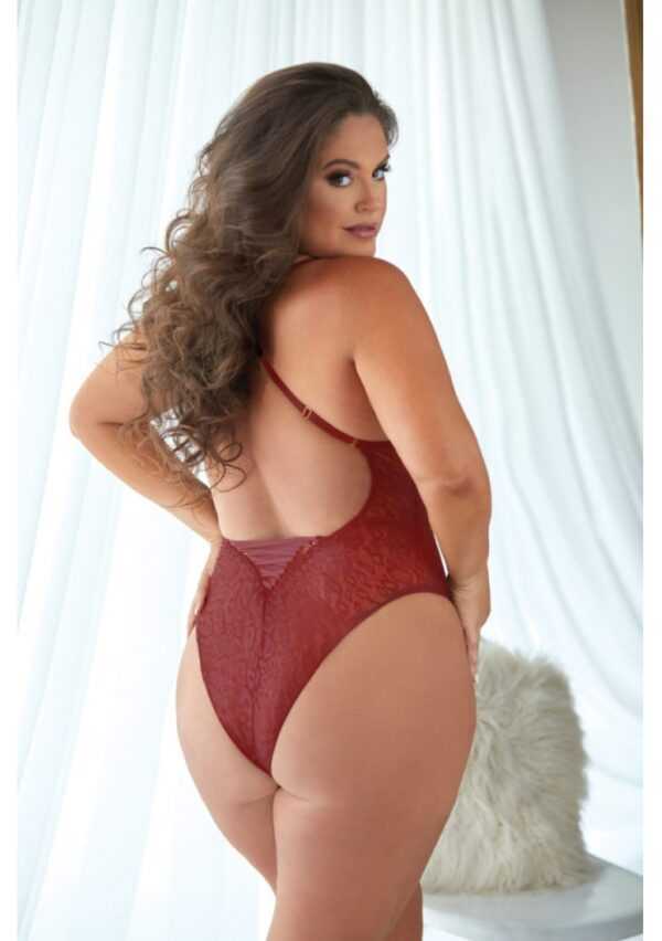 Allure Leopard Lace-Up Teddy bordeauxrood in maat 2X/3X, achteraanzicht met open rug en hoge beenuitsnijding, op model