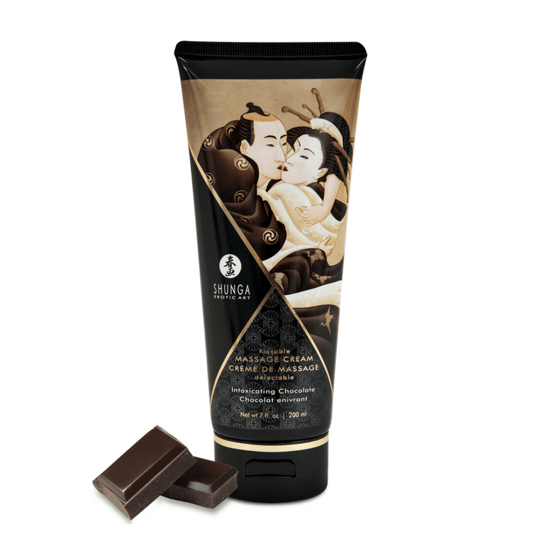 Shunga kusbare massagecrème chocolade, liggende tube met dop ernaast, bruine chocoladesmaak massagecrème op witte achtergrond