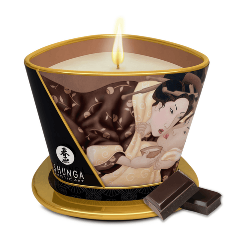 Shunga Bedwelmende Chocolade massagekaars 170 ml met warme vlam en klein zwart accessoire ernaast