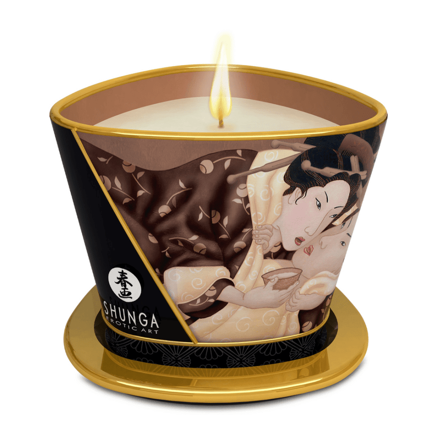 Shunga Massagekaars Bedwelmende Chocolade 170 ml in goudzwarte beker met brandende lont op witte achtergrond