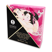 Schuin geplaatste verpakking Shunga Mini Aphrodisia badzout 75 gr met roze kristallen ernaast