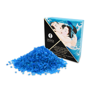 Shunga Mini Ocean Breeze badzout 75 gr in kleine verpakking met blauwe kristallen naast het zakje