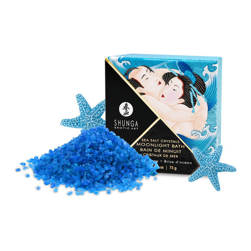 Open zakje Shunga Mini Ocean Breeze badzout 75 gr met uitgestrooide blauwe kristallen in studio