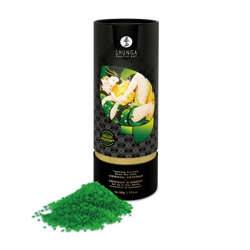 Open pot Shunga Lotus badzout 500 gr met uitgestrooide groene kristallen naast de verpakking, studiofoto