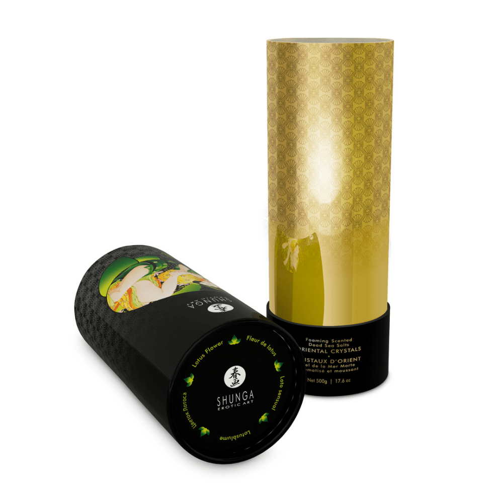 Liggede pot Shunga Lotus badzout 500 gr met gouden dop en groene kristallen die voor de verpakking zijn uitgestrooid