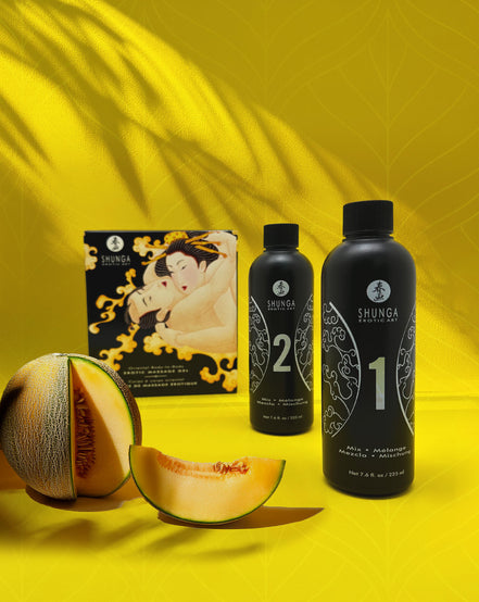 gele achtergrond met 2 flesjes van body to body massage met de smaak meloen van shunga