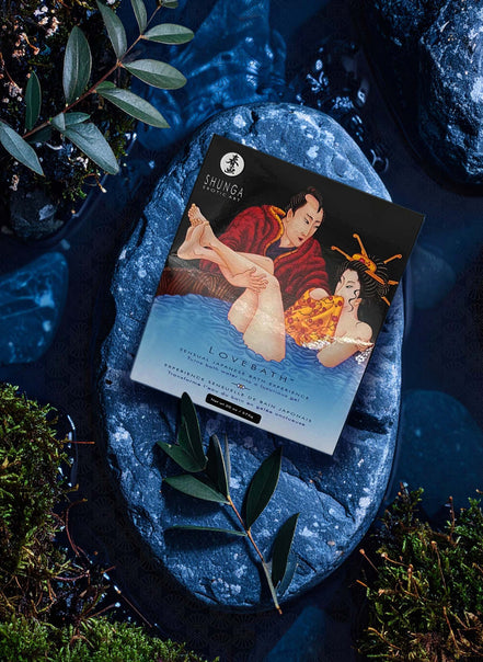 mooie blauwe steenen met groen takken en een pakket lovebath van shunga
