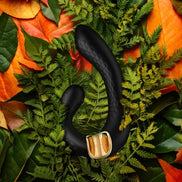 Luxe Shunga MIYO G-Spot vibrator sfeervol gefotografeerd tussen warme herfstkleuren en gedroogde bladeren voor luxe gevoel