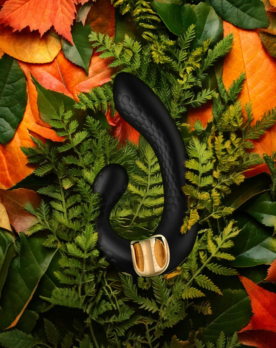 super de luxe Miyo vibrator van Shunga op een herfstboeket van gedroogde bladeren