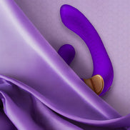 Paarse Shunga MIYO G-Spot vibrator sfeervol gepresenteerd op glanzend zijden laken voor luxe en sensuele uitstraling