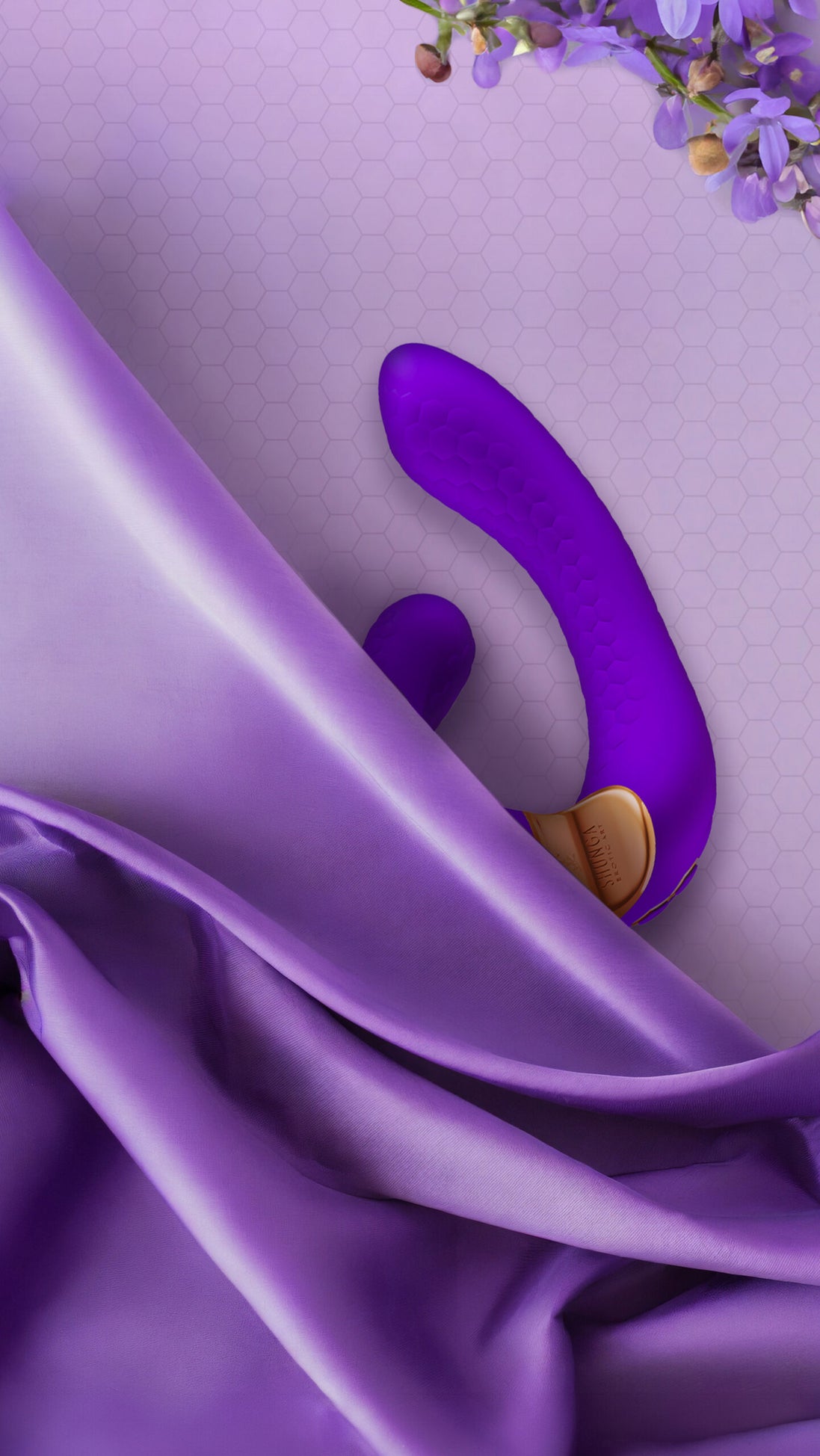 Paarse Shunga MIYO G-Spot vibrator sfeervol gepresenteerd op glanzend zijden laken voor luxe en sensuele uitstraling