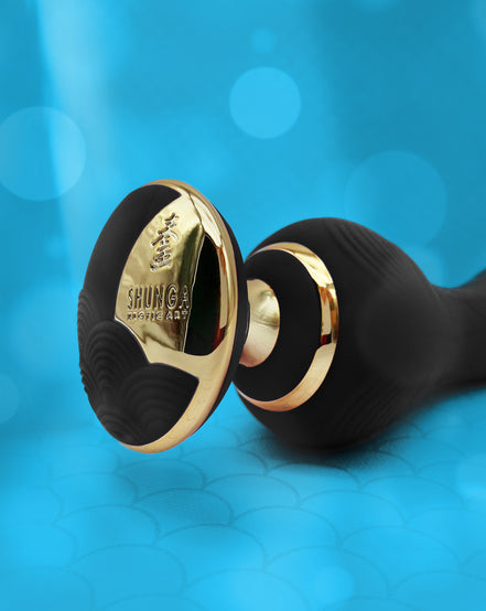 close up van het merk Shunga, een super de luxe vibrator op een blauwe achtergrond