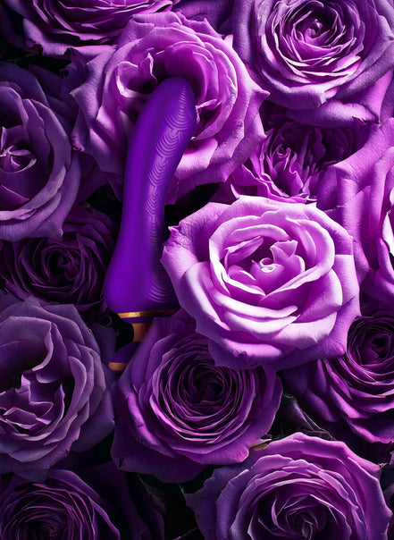 Shunga vibrator tussen paarse rozen van de lijn: Sanya