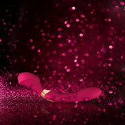 Rode glitterachtergrond met luxe glanseffect als sfeervolle visual voor Shunga ZOA framboos lijn