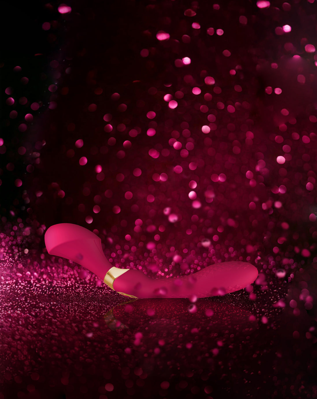 Rode glitterachtergrond met luxe glanseffect als sfeervolle visual voor Shunga ZOA framboos lijn