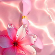 Lichtroze waterpatroon met lotus bloem in zachte romantische stijl als sfeervolle achtergrond Shunga ZOA lichtroze clitoris