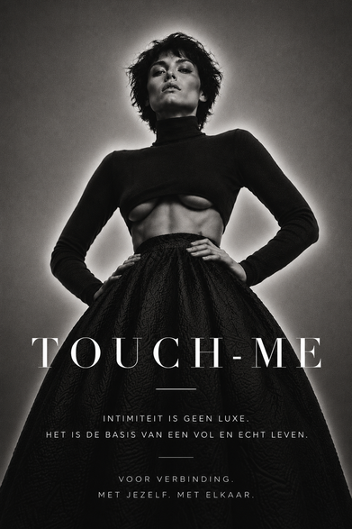 Monochroom fashionportret van een stijlvol model in zwarte couture met de filosofie van Touch-Me over verbinding, intimiteit en bewust leven in een minimalistische editorial stijl.