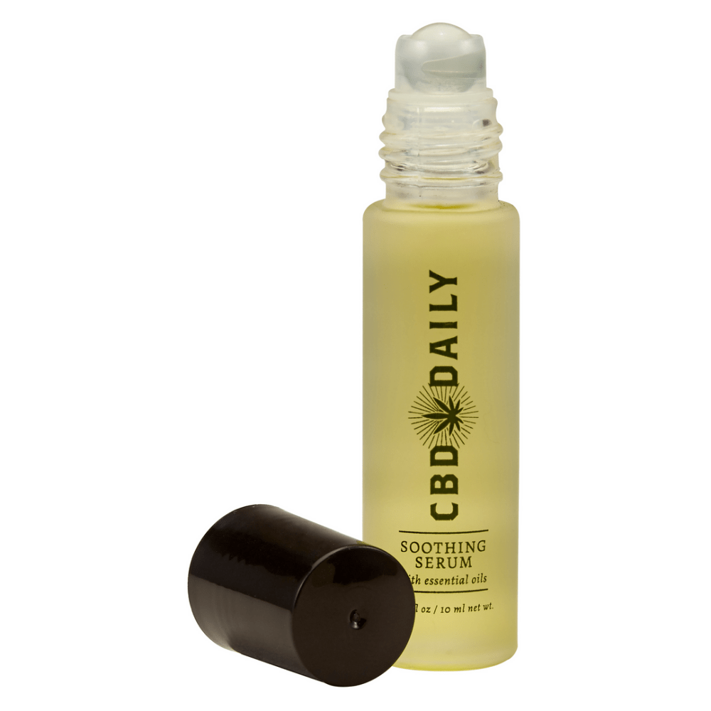 Kalmerend serum rollerbal van Earthly Body 10 ml met geopende dop en rollerbal zichtbaar, liggend studio productfoto