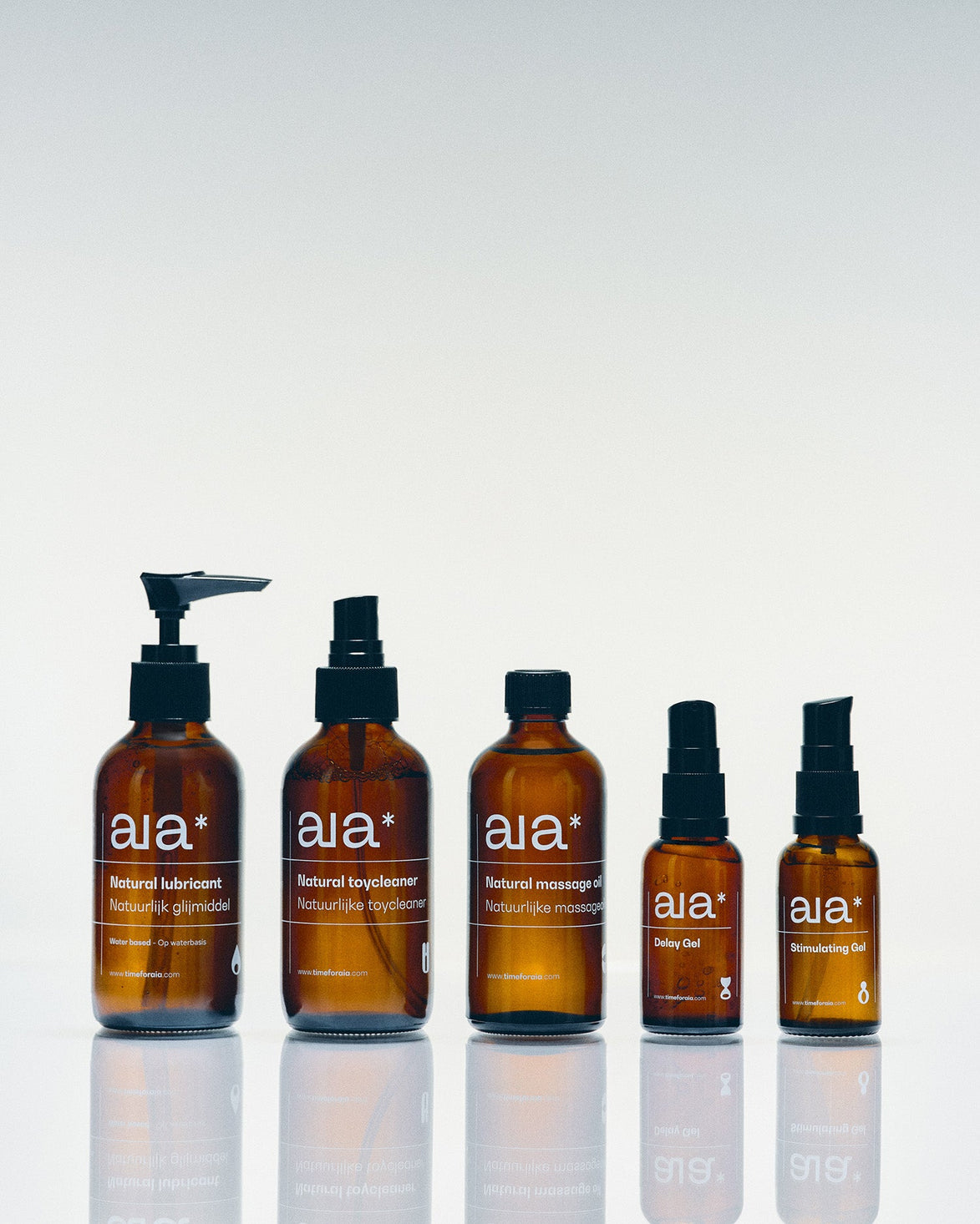Aia Family Bundle met glijmiddel, massageolie, gels en toy cleaner in vijf glazen flessen samen