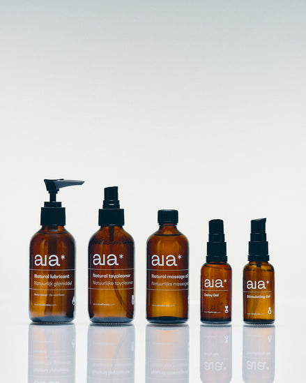 Aia Family Bundle met glijmiddel, massageolie, gels en toy cleaner in vijf glazen flessen samen