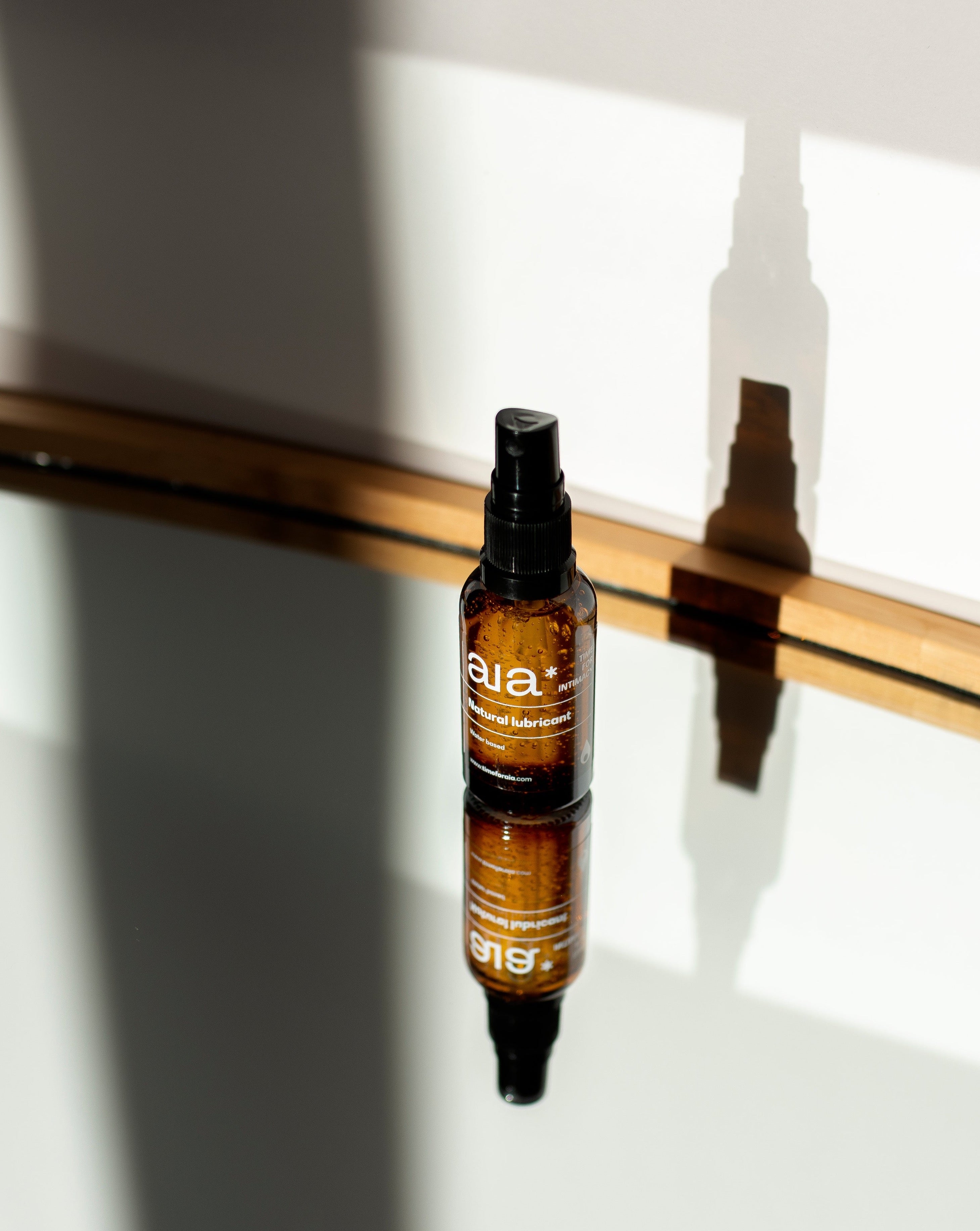 Aia natuurlijk glijmiddel in compact glazen flesje uit de Intimacy Essentials Box voor op reis