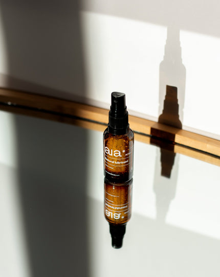 Aia natuurlijk glijmiddel in compact glazen flesje uit de Intimacy Essentials Box voor op reis