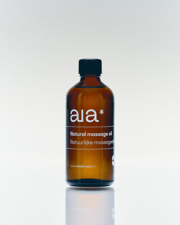 Aia natuurlijke massageolie 100 ml in glazen pompflacon, geurvrij en vegan met drie ingrediënten