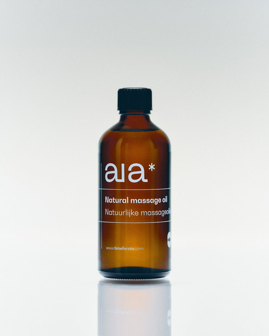 Aia natuurlijke massageolie 100 ml in glazen pompflacon, geurvrij en vegan met drie ingrediënten