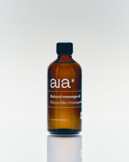 Aia natuurlijke massageolie 100 ml in glazen pompflacon, geurvrij en vegan met drie ingrediënten