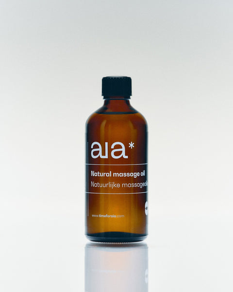 Aia natuurlijke massageolie 100 ml in glazen pompflacon, geurvrij en vegan met drie ingrediënten