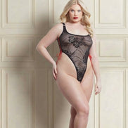 Allure Kitten zwarte kanten teddy met hoge beenuitsnijdingen en rode strikken aan de zijkanten op model