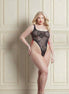 Allure Kitten zwarte kanten teddy met hoge beenuitsnijdingen en rode strikken aan de zijkanten op model