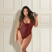 Bordeauxrode kanten body met luipaardmotief en veterdetail, gedragen door een curvy vrouw die door haar haar strijkt