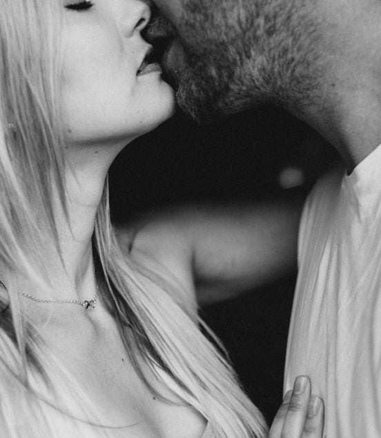 man en vrouw zoenen romantisch