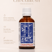 China Brush massageolie 50 ml in amberkleurig flesje met witte dop, blauw label en zachte beige achtergrond