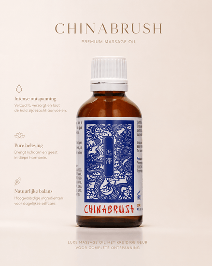 China Brush massageolie 50 ml in amberkleurig flesje met witte dop, blauw label en zachte beige achtergrond