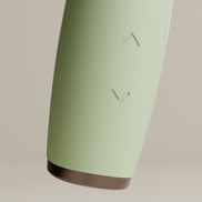 Detail van Odes Hush G-spot vibrator met matte saliegroene afwerking, pijlknoppen en donkere onderrand