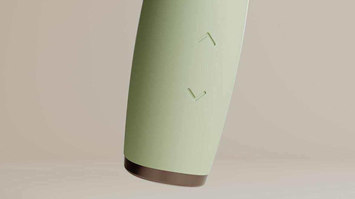Detail van Odes Hush G-spot vibrator met matte saliegroene afwerking, pijlknoppen en donkere onderrand