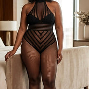 Dreamgirl zwarte visnet bodystocking teddy met opengewerkte structuur op curvy model in luxe slaapkamer setting