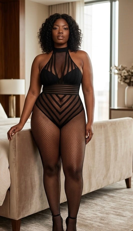 Dreamgirl zwarte visnet bodystocking teddy met opengewerkte structuur op curvy model in luxe slaapkamer setting