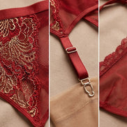 Detailcollage van Dreamgirl rode visnet en kanten lingerieset met gouden borduursel, jarretelbandje en mesh afwerking