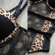 Detail van Dreamgirl zwarte mesh teddy met transparant kant, panterprint, verstelbare bandjes en luxe afwerking