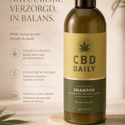Earthly Body CBD Daily Shampoo 473 ml in groene fles met tekst Natuurlijk, verzorgd, in balans
