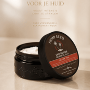 Earthly Body Isle of You Skin Butter 227 g in zwarte pot met open crème en tekst Luxe verzorging voor je huid.